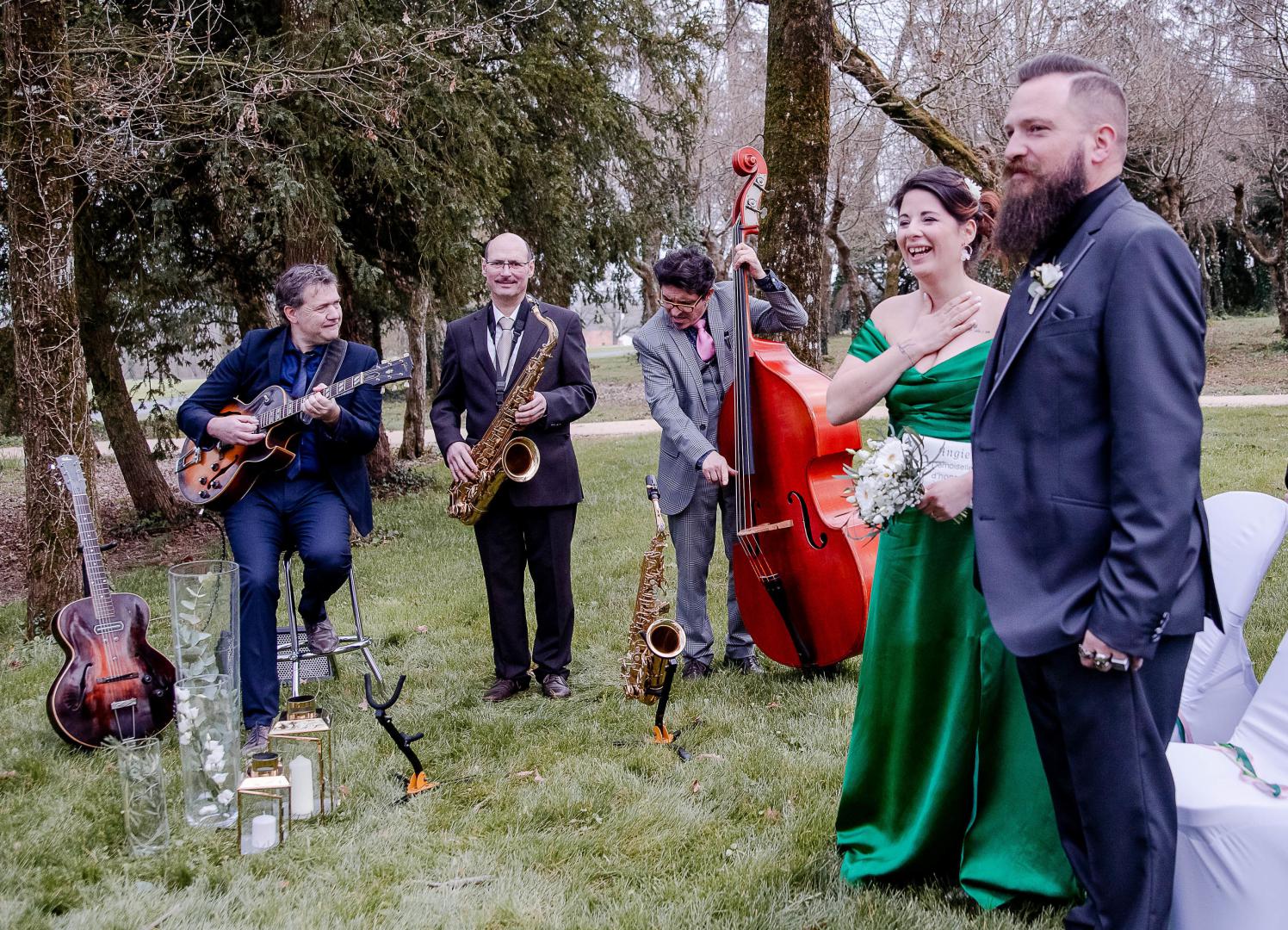 Dimanche 24 mars 2019, JAZZIN' TOWN (en formule Trio Saxophone, Guitare et Contrebasse) était l'un des prestataires du shooting mariage organisé au Domaine de la Barbinière à St-Laurent-sur-Sèvre (85).