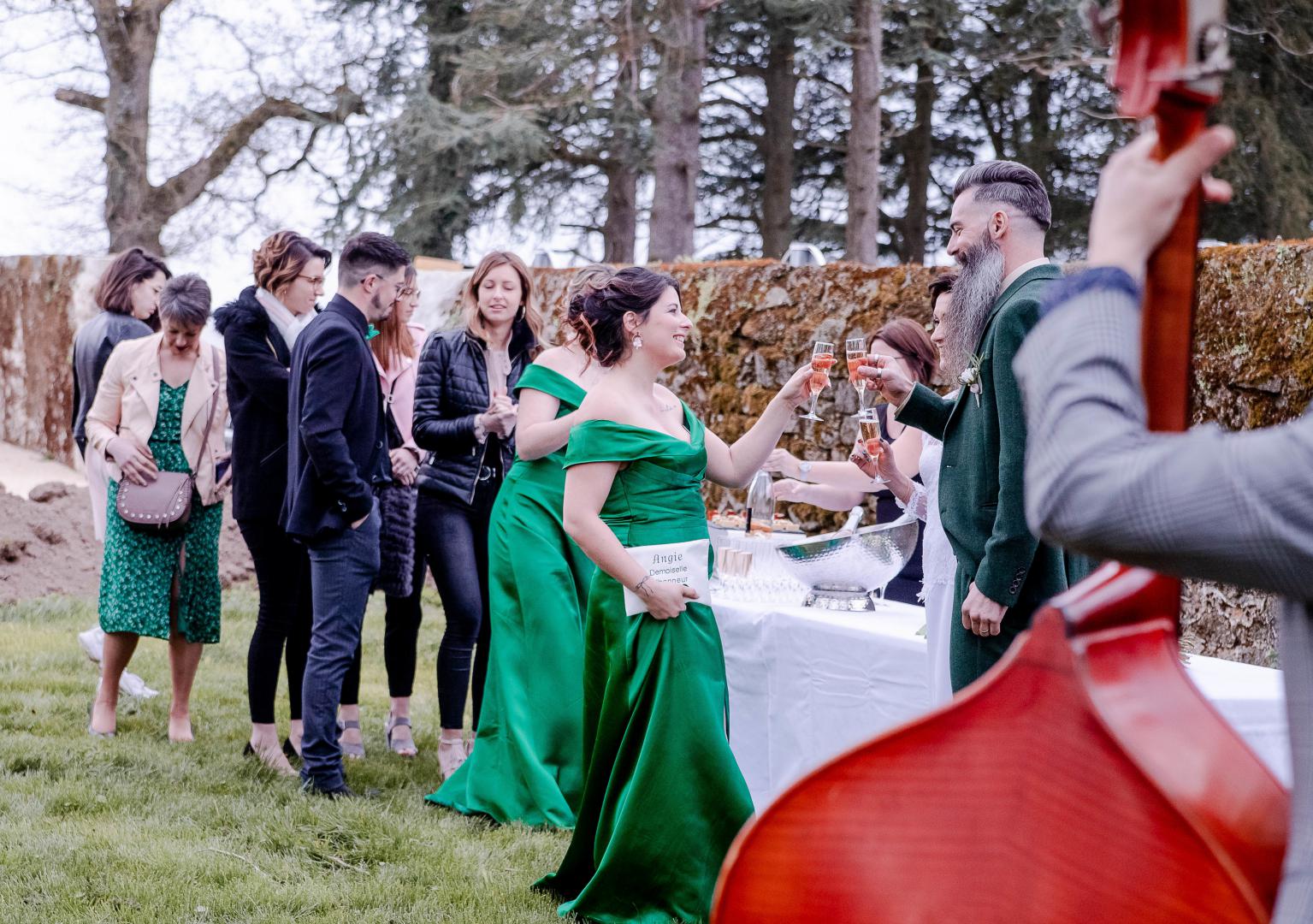 Dimanche 24 mars 2019, JAZZIN' TOWN (en formule Trio Saxophone, Guitare et Contrebasse) était l'un des prestataires du shooting mariage organisé au Domaine de la Barbinière à St-Laurent-sur-Sèvre (85).