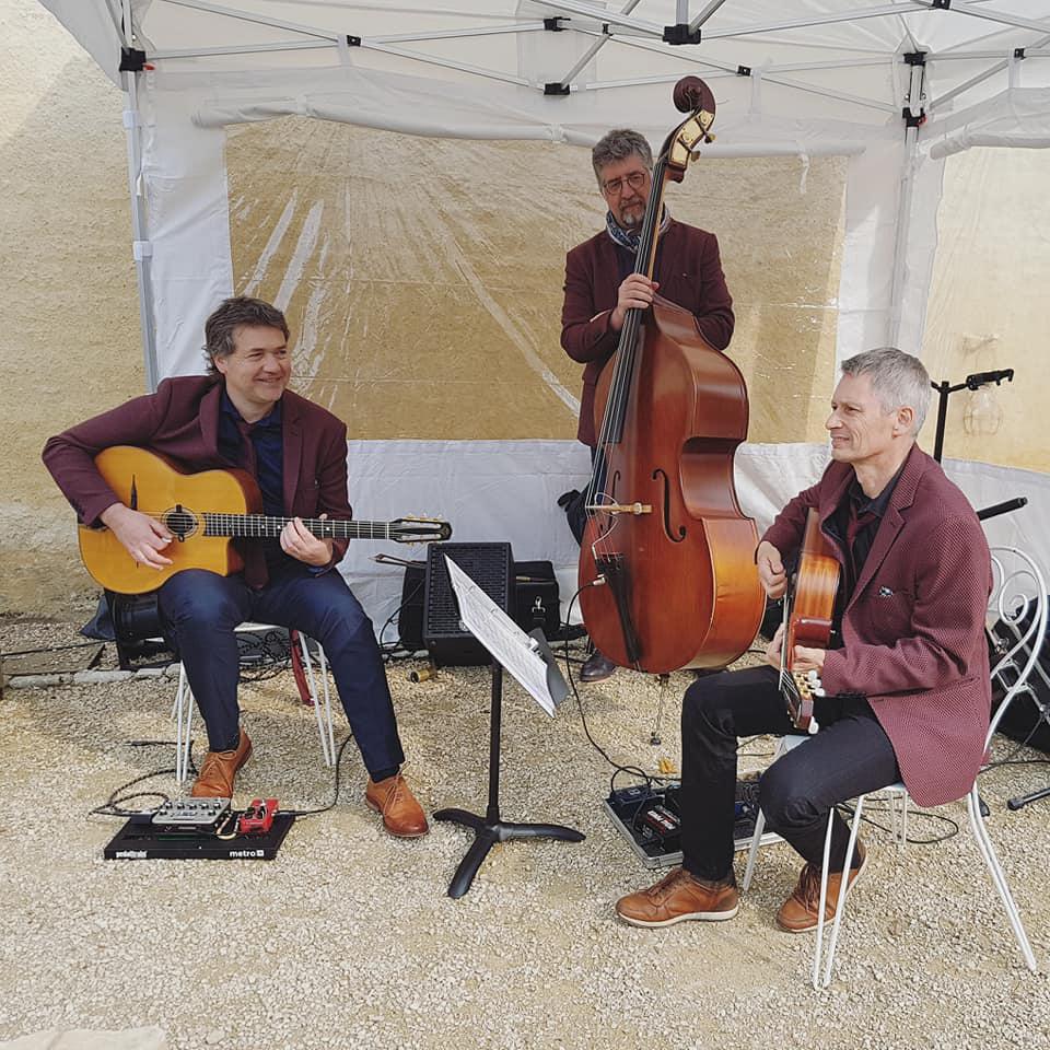 Samedi 18 mai 2019, le groupe SAMOVAR SWING TRIO était en formule Trio (2 Guitares + Contrebasse) au Château de la Chevallerie à Ste-Gemme-la-Plaine (85) pour l'animation d'un cocktail de mariage !