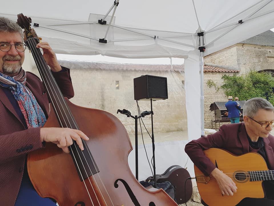 Samedi 18 mai 2019, le groupe SAMOVAR SWING TRIO était en formule Trio (2 Guitares + Contrebasse) au Château de la Chevallerie à Ste-Gemme-la-Plaine (85) pour l'animation d'un cocktail de mariage ! 
