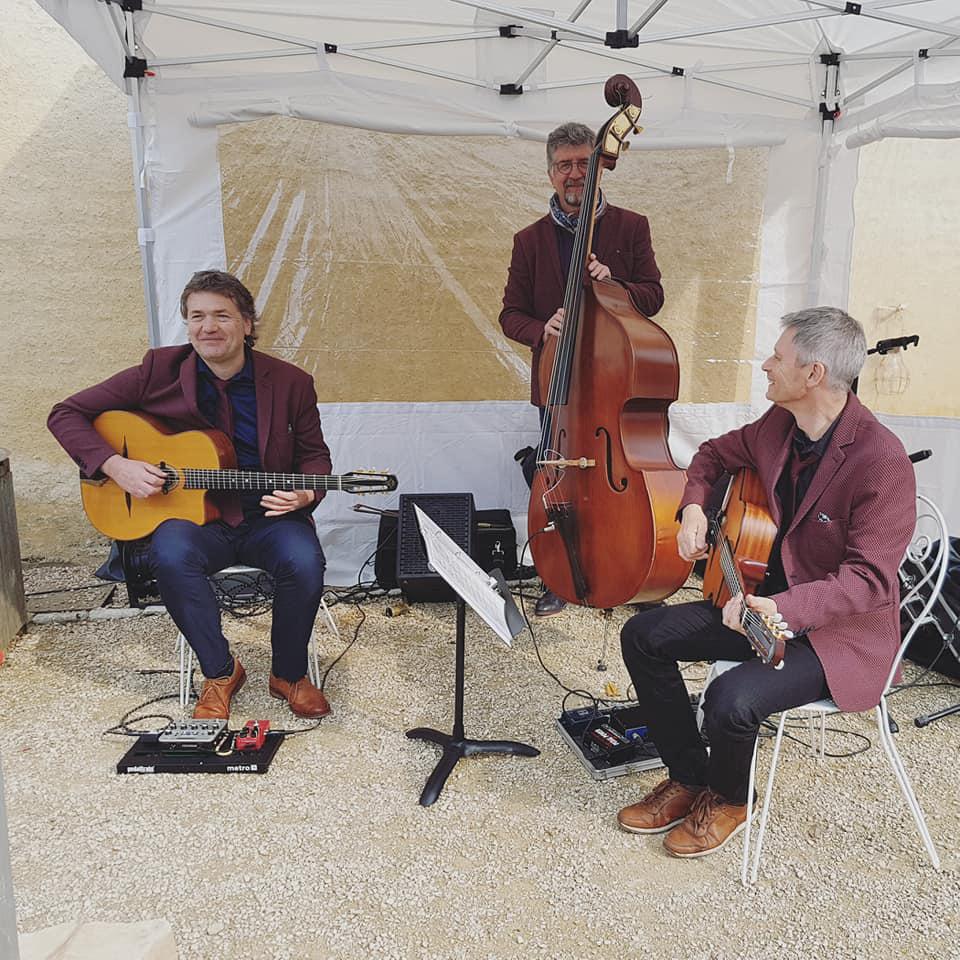 Samedi 18 mai 2019, le groupe SAMOVAR SWING TRIO était en formule Trio (2 Guitares + Contrebasse) au Château de la Chevallerie à Ste-Gemme-la-Plaine (85) pour l'animation d'un cocktail de mariage ! 