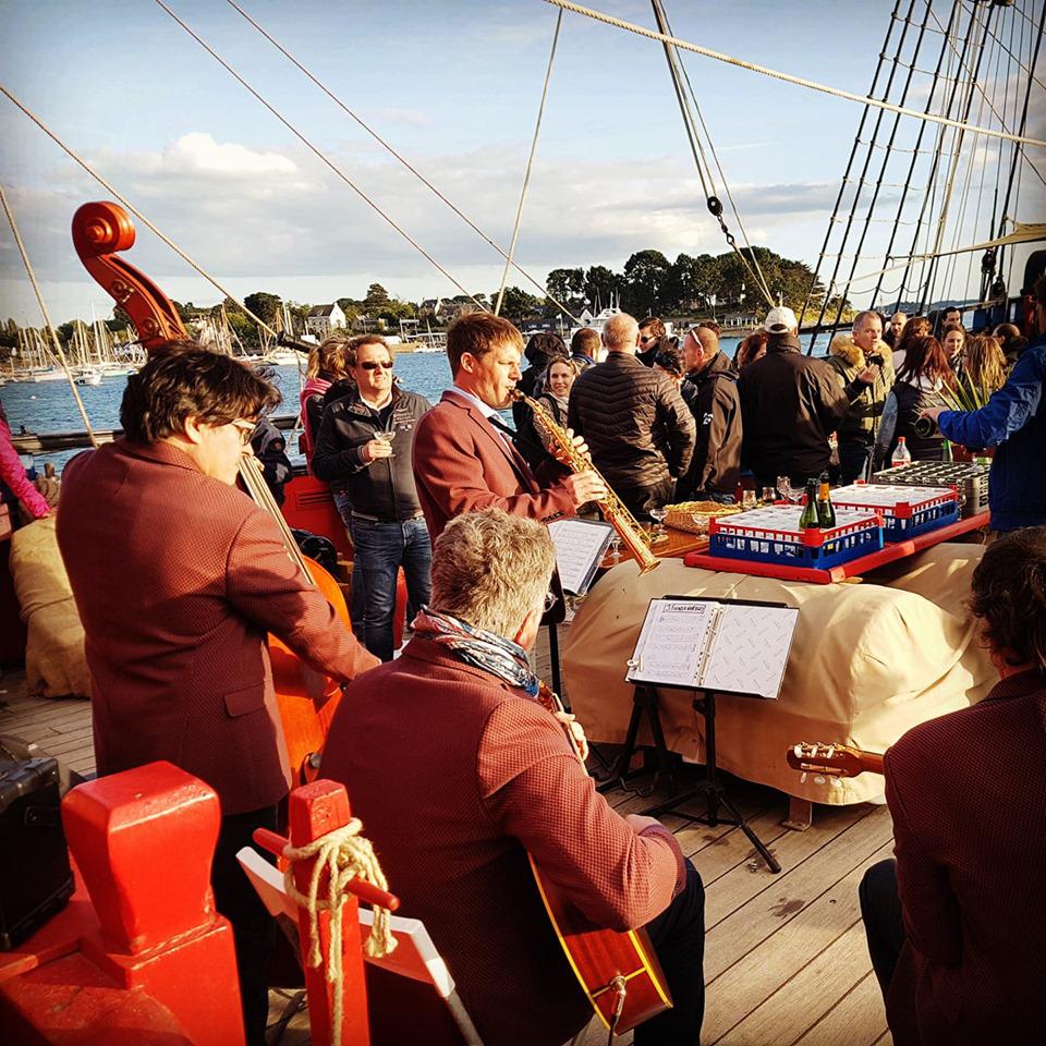 Mardi 28 mai 2019, le groupe SAMOVAR SWING QUARTET était à bord de L'Etoile du Roy sur le Golfe du Morbihan (56), dans le cadre d'un après-midi croisière/musique/cocktail pour l'entreprise OMNI RAISE !