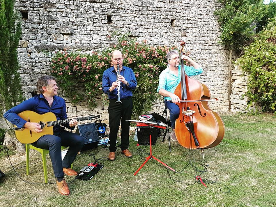 Samedi 06 juillet 2019, le groupe SAMOVAR SWING TRIO était à Pailléroux, Villefagnan (16) pour l'animation du cocktail de mariage de Marion et Etienne