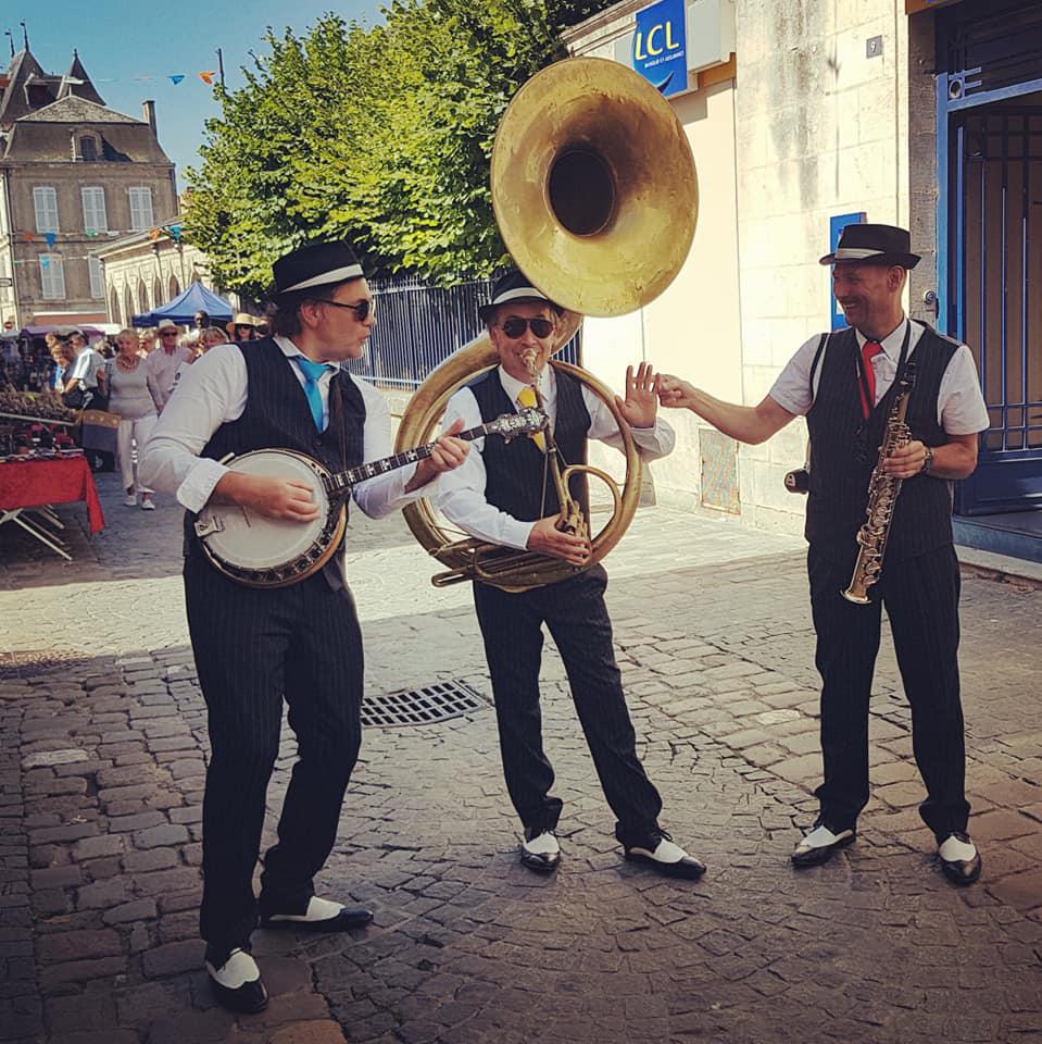Samedi 03 août 2019 (de 11h à 13h), le groupe ONLY NEW JAZZ BAND était en formule Trio sur le marché de Saint-Jean-d'Angely (17) !