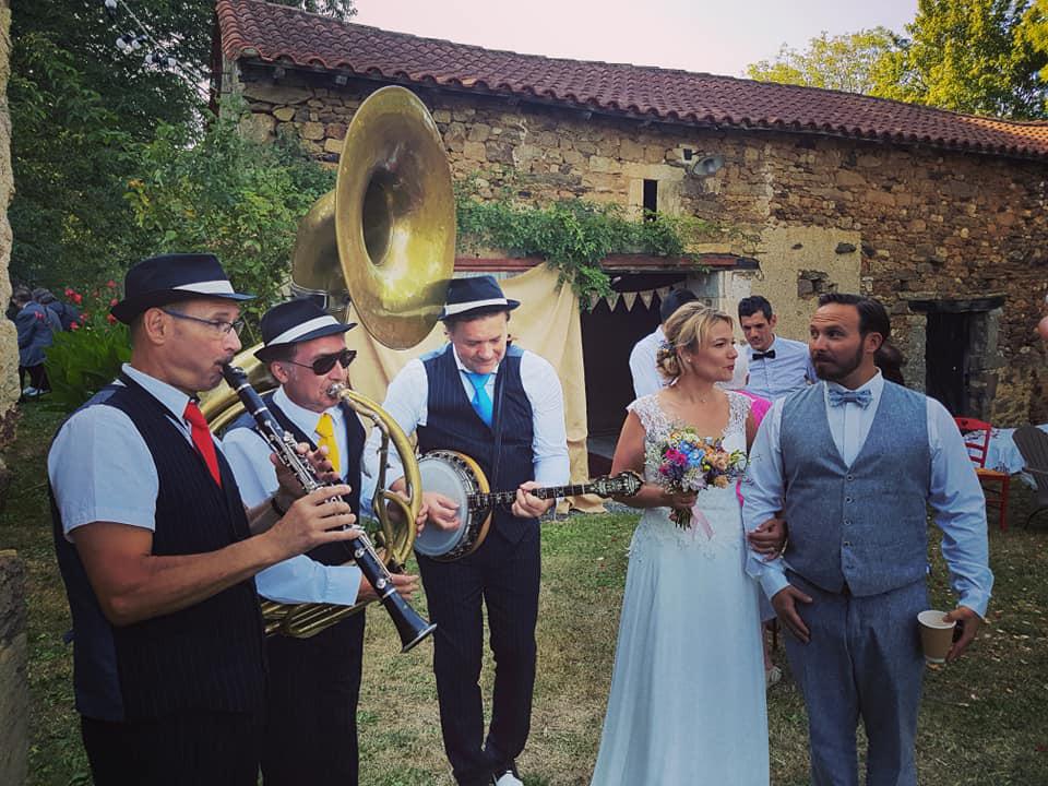 Samedi 03 août 2019 (de 17h à 20h), le groupe ONLY NEW JAZZ BAND était en formule Trio à Thouarsais-Bouildroux (85), pour l'animation du cocktail de mariage de Noémie et Boris !