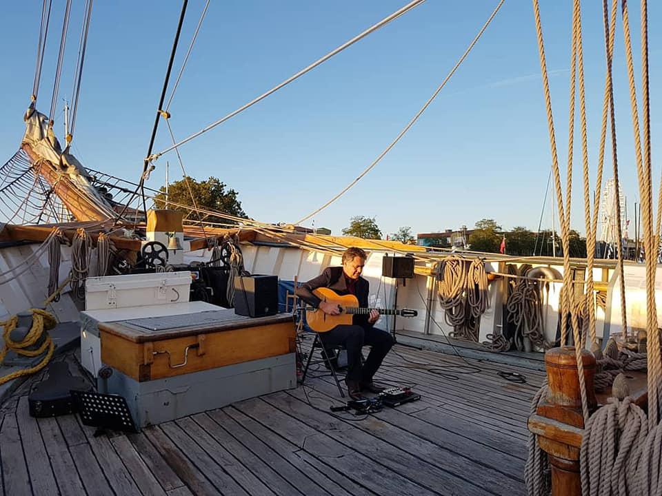 Jeudi 19 septembre 2019, le groupe SWINGIN' THE POP était en formule Duo sur le voilier Le Français à La Rochelle (17), pour un cocktail d'entreprise !