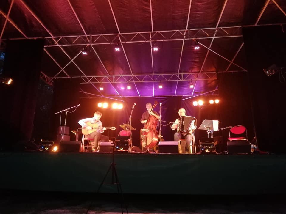Samedi 12 septembre 2020, le groupe ANOUMAN SWING TRIO était en 1ère partie du NININE GARCIA 4tet au Mazeau (85), dans le cadre de la 2ème édition du Festival Jazz au Mazeau !