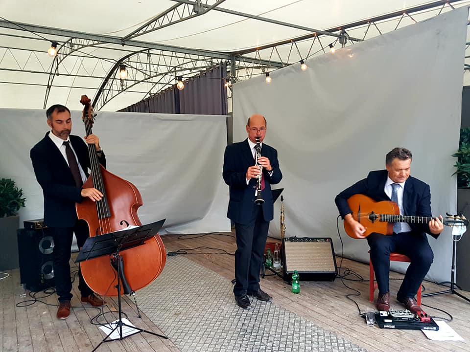 Samedi 19 septembre 2020, le groupe SAMOVAR SWING TRIO était au Domaine de la Bertrandière à La Peyratte (79), pour le cocktail de mariage de Marine et Alexandre !