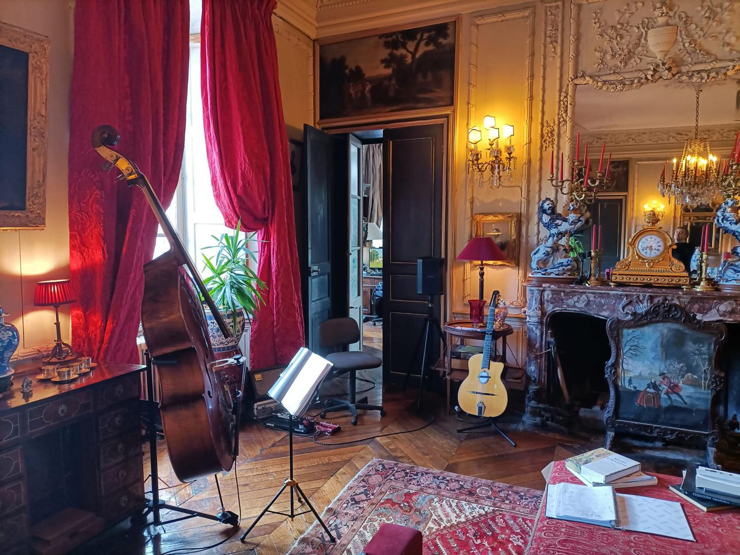 Samedi 09 avril 2022, le groupe SAMOVAR SWING TRIO était au Château de Briottières à Champigné (49), pour animer le cocktail de mariage d’Hélène et Zijie !